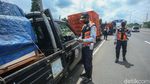 Aparat Halau Kendaraan Berat Masuk Puncak