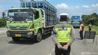 Bus dan truk yang hendak melintasi kawasan Puncak pada long weekend diimbau untuk memutar balik.