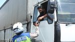 Aparat Halau Kendaraan Berat Masuk Puncak