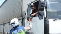 Truk yang diberhentikan tersebut diperiksa surat-suratnya.