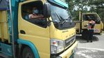 Aparat Halau Kendaraan Berat Masuk Puncak