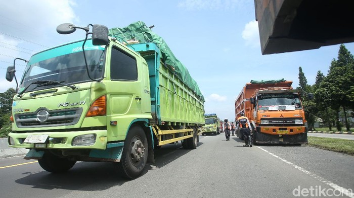 Aparat Halau Kendaraan Berat Masuk Puncak Patugas gabungan dari polisi dan dishub menghalau sejumlah kendaraan berat melintas jalur Puncak.