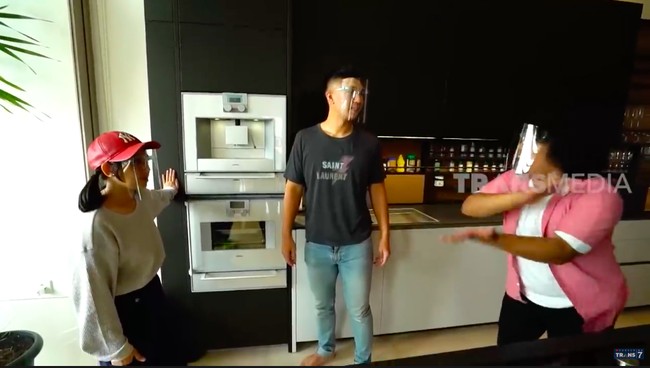 Mesin tersebut juga dilengkapi fitur mencuci dan mengeringkan cangkir kopi. Ditanya soal harga kitchen set tersebut, Indra mengatakan harganya mencapai lebih dari Rp 1 miliar.  (Foto: Dok. Trans7)