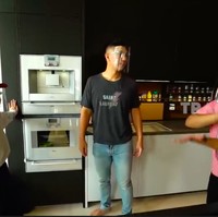 Mesin tersebut juga dilengkapi fitur mencuci dan mengeringkan cangkir kopi. Ditanya soal harga kitchen set tersebut, Indra mengatakan harganya mencapai lebih dari Rp 1 miliar.  (Foto: Dok. Trans7)