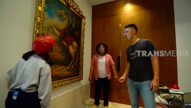 Apartemen yang ditinggali Indra lebih dulu sebelum menikah ini memadukan dua unsur yang saling bertolak belakang: teknologi dan benda-benda seni bernilai hingga jutaan dolar. Di hunian tersebut, fitur canggih bersandingan dengan lukisan-lukisan antik. (Foto: YouTube/Trans7)