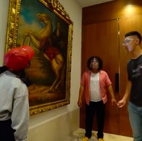 Apartemen yang ditinggali Indra lebih dulu sebelum menikah ini memadukan dua unsur yang saling bertolak belakang: teknologi dan benda-benda seni bernilai hingga jutaan dolar. Di hunian tersebut, fitur canggih bersandingan dengan lukisan-lukisan antik. (Foto: YouTube/Trans7)