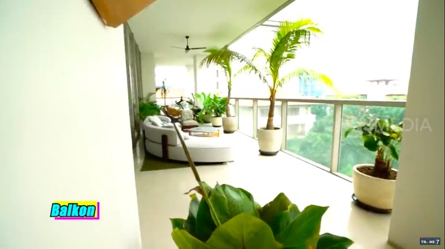 Apartemen Indra juga dilengkapi sebuah balkon yang cukup luas. Di sini ia sering menghabiskan waktu bersama teman-temannya. (Foto: YouTube/Trans7)
