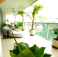 Apartemen Indra juga dilengkapi sebuah balkon yang cukup luas. Di sini ia sering menghabiskan waktu bersama teman-temannya. (Foto: YouTube/Trans7)