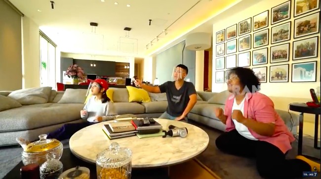 Hampir semua perabotan di rumah Indra Priawan dan Nikita Willy ini bisa diatur dari remot di genggaman tangan. Misal untuk membuka dan menutup tirai di area ruang keluarga ini. Untuk tirai di ruang keluarga, harganya sekitar Rp 80 juta. (Foto: YouTube/Trans7)