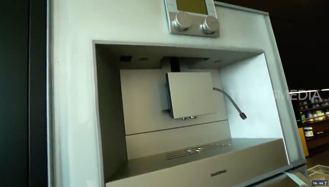 Kompor pun memiliki fitur canggih, seperti pengaturan digital. Tedapat pula sebuah mesin pembuat kopi yang ukurannya seperti sebuah oven. Mesin tersebut juga dilengkapi fitur mencuci dan mengeringkan cangkir kopi. Ditanya soal harga kitchen set tersebut, Indra mengatakan harganya mencapai lebih dari Rp 1 miliar. (Foto: YouTube/Trans7)