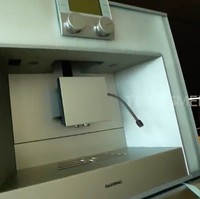 Kompor pun memiliki fitur canggih, seperti pengaturan digital. Tedapat pula sebuah mesin pembuat kopi yang ukurannya seperti sebuah oven. Mesin tersebut juga dilengkapi fitur mencuci dan mengeringkan cangkir kopi. Ditanya soal harga kitchen set tersebut, Indra mengatakan harganya mencapai lebih dari Rp 1 miliar. (Foto: YouTube/Trans7)