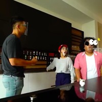 Seperti yang terlihat di program Sobat Misqueen yang tayang di Trans 7, dapur dilengkapi fitur pengaturan dengan remot agar lebih praktis. Misal untuk mematikan lampu. Lemari pun bisa dibuka dan ditutup secara otomatis. (Foto: Dok. Trans7)