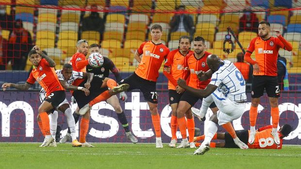 APTOPIX Ukraine Soccer Champions League Inter Milan's Romelu Lukaku takes a free kick during the Champions League, Group B, soccer match between Shakhtar Donetsk and Inter Milan at the Olimpiyskiy Stadium in Kyiv, Ukraine, Tuesday, Oct. 27, 2020.(AP Photo/Efrem Lukatsky)