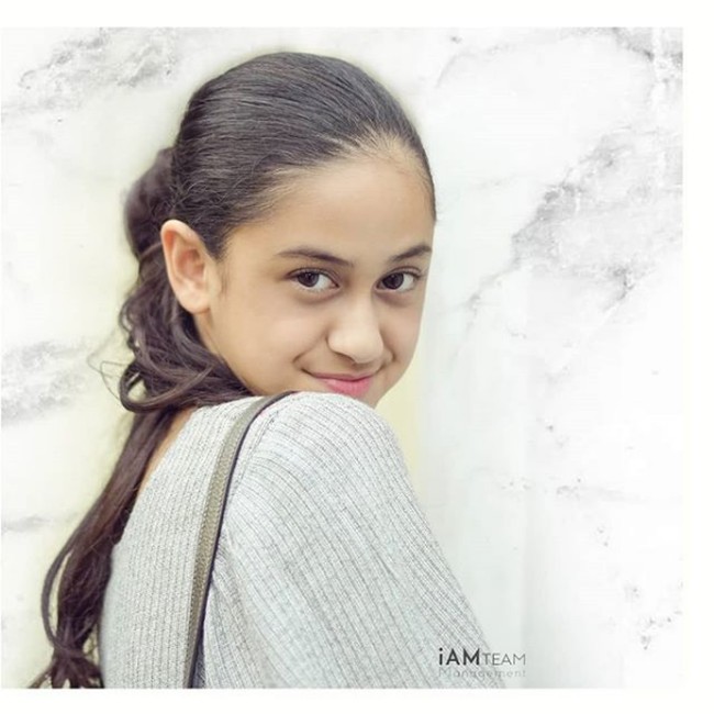 Onyo 15 tahun. Potensinya alhamdulilah bagus, karyanya insya Allah ke depan juga bagus ya. Nanti usaha juga alhamdulillah banyak ya. Asila sekarang juga lagi dididik secara baik-baik. Gue rawat secara baik-baik. Kita kan sahabat sudah lama, supaya untuk mempererat persaudaraan kita, supaya kaga putus, kan Sinyo butuh pendamping. Gimana kalau panjer dulu, supaya Asila nggak ke mana-mana, begitu kata Ramzi yang disambut senyum Ruben Onsu. Foto: instagram.com/therealasilamaisa/