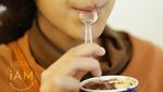 Gaya Fashionable Asila Maisa Fatihah saat Makan Mie dan Es Krim