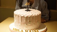 Menjadi anak satu-satunya, tentu Asila Maisa Fatihah mendapat perhatian lebih. Termasuk saat hari ulang tahunnya. Ia diberi kejutan berupa kue ulang tahun berukuran besar. Foto: Instagram @therealasilamaisa