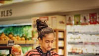 Meski hanya berbelanja di supermarket, tetapi gaya Asila Maisa Fatihah ini bak model berkelas. Gayanya keren sambil memegang buah-buahan.  Foto: Instagram @therealasilamaisa