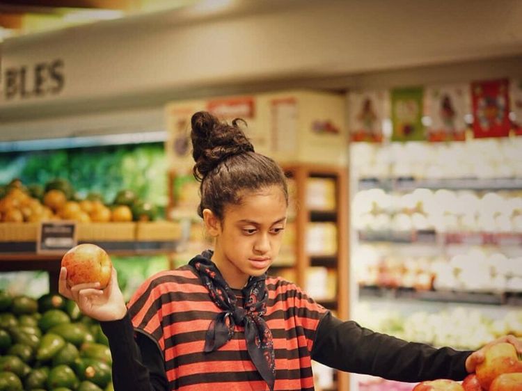 Gaya Fashionable Asila Maisa Fatihah saat Makan Mie dan Es Krim