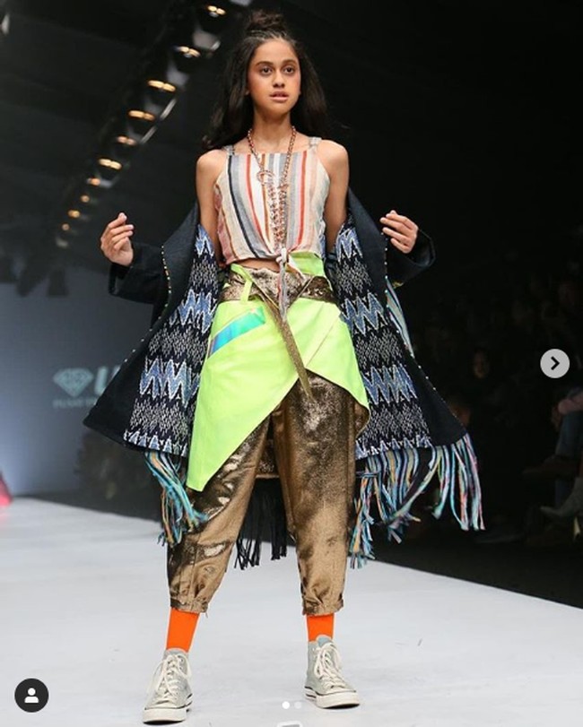 Asila Maisa Fatihah juga pernah eksis menjadi model catwalk. Seperti ini penampilannya saat tampil sebagai model fashion show mayaratihcouture x caren delano di Jakarta Fashion Week 2020. Foto: instagram.com/therealasilamaisa/