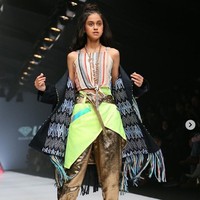 Asila Maisa Fatihah juga pernah eksis menjadi model catwalk. Seperti ini penampilannya saat tampil sebagai model fashion show mayaratihcouture x caren delano di Jakarta Fashion Week 2020. Foto: instagram.com/therealasilamaisa/