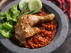 Resep Ayam Penyet ala Jawa Timur yang Pedas Nendang