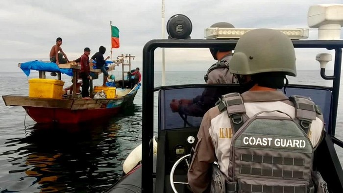 Bakamla RI selamatkan nelayan, kapal nelayan terapung di tengah laut, ilustrasi kapal nelayan, ilustrasi kecelakaan kapal