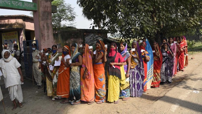 Voters stand in a queue to cast their votes outside a polling station at Paliganj, in the eastern Indian state of Bihar, Wednesday, Oct. 28, 2020. Voting began Wednesday in India’s third-largest state of Bihar, the first major election in the country since the pandemic and a test for Prime Minister Narendra Modi’s popularity as he faces criticism on many fronts. (AP Photo/Aftab Alam Siddiqui)