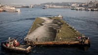 Foto udara menunjukkan lukisan hasil karya Guillaume Legros alias Saype di Istanbul, Turki. Chris McGrath/Getty Images.