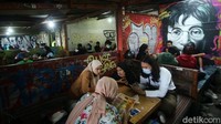 Warung yang berada di kawasan Puncak ini menjadi destinasi kuliner wajib bagi milenial.
