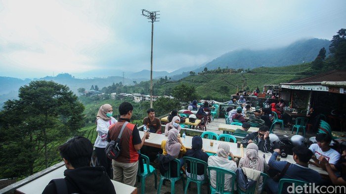 Libur panjang, pengunjung memadati kawasan wisata kuliner Warpat, Puncak, Bogor, Rabu (28/10/2020). Mereka menikmati aneka jajanan sambil melihat hamparan kebun yang menghijau.