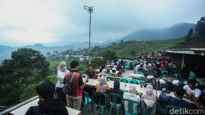 Libur panjang, pengunjung memadati kawasan wisata kuliner Warpat, Puncak, Bogor, Rabu (28/10/2020). Mereka menikmati aneka jajanan sambil melihat hamparan kebun yang menghijau.