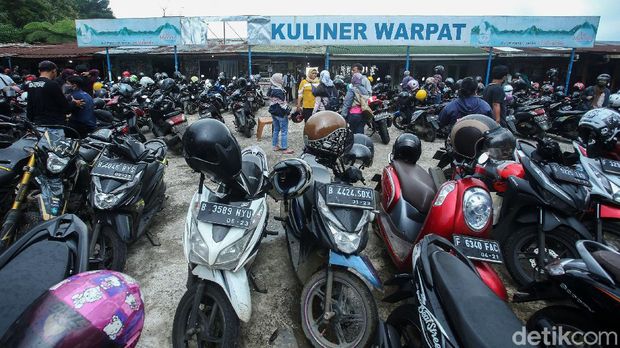 Libur panjang, pengunjung memadati kawasan wisata kuliner Warpat, Puncak, Bogor, Rabu (28/10/2020). Mereka menikmati aneka jajanan sambil melihat hamparan kebun yang menghijau.