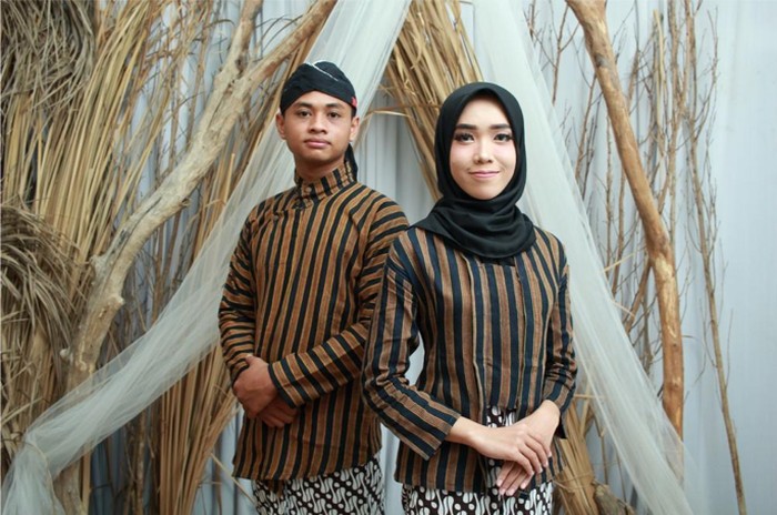 Blangkon dan kain lurik