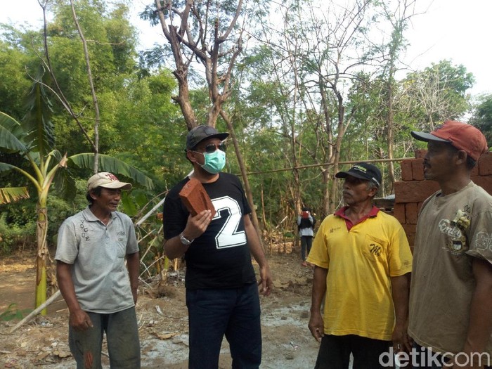 Baliho pasangan Ipong Muchlissoni dan Bambang Tri Wahono dirusak orang tak dikenal. Perusakan diduga dilakukan menggunakan pisau.