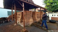 Ciri bangunan Langgar Bubrah ini adalah tidak utuh. Tampak tumpukan batu bata merah yang masih mengelilingi. Di sisi dalam juga terdapat tempat imam mushola. 