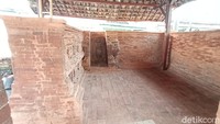 Tetapi dalam proses pembangunan langgar itu diketahui orang atau kemenungsan, sehingga tidak jadi dilanjutkan. Bentuknya jadi seperti rusak. Kisah ini ada kemiripan dengan cerita Roro Jonggrang di Prambanan.