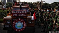 Mobil komando milik Forum Indonesia Damai terparkir di depan prajurit TNI yang berjaga.