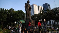 Sejumlah awak media beristirahat di sela-sela meliput aksi buruh dan mahasiswa.