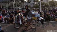 Di sekitar massa aksi yang beristirahat terlihat pedagang asongan sedang mengais rezeki.