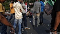 Ragam gaya dilakukan pengunjukrasa dalam menyampaikan aspirasinya.