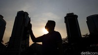 Tak hanya berorasi, sebagian pengunjukrasa juga melakukan foto selfie dengan latar belakang gedung pencakar langit.