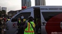 Tim medis bersiaga di tengah-tengah massa aksi.
