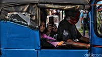 Bajaj melintas di sekitar lokasi aksi.