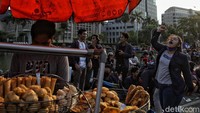 Berorasi sambil mengepalkan tangan saat peserta aksi lainnya sedang beristirahat.