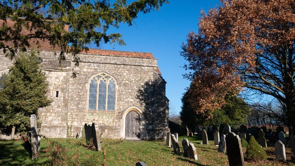 Penampakan hantu yang kerap terlihat di Pluckley adalah sosok Red Lady, wanita bergaun merah yang sering menampakkan diri di pemakaman gereja St Nicholas. Sosok Red Lady dipercaya warga lokal sebagai perwujudan Lady Dering. (Getty Images/iStockphoto/Moonstone Images) Penampakan hantu yang kerap terlihat di Pluckley adalah sosok Red Lady, wanita bergaun merah yang sering menampakkan diri di pemakaman gereja St Nicholas. Sosok Red Lady dipercaya warga lokal sebagai perwujudan Lady Dering. (Getty Images/iStockphoto/Moonstone Images)