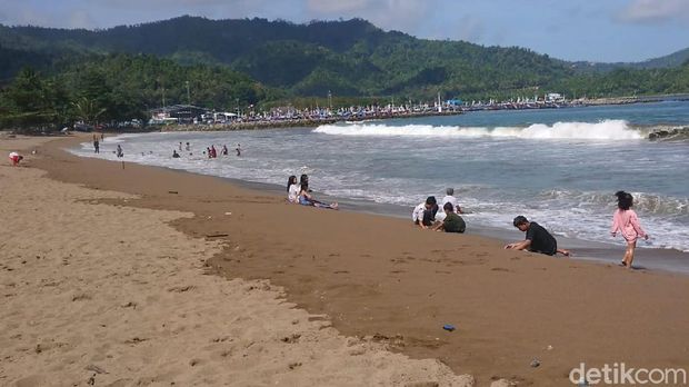 Disparbud Trenggalek Batasi Kunjungan Wisata di pantai prigi