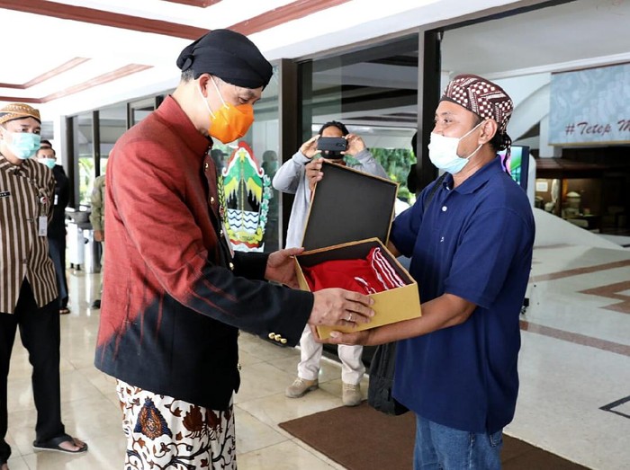 Gubernur Jateng Ganjar Pranowo mendapat hadiah ulang tahun ke-52 dari eks napiter, Rabu (28/10/2020).