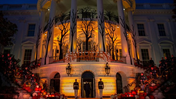 Dalam perayaan Halloween ini, Gedung Putih didekorasi dengan daun berwarna cerah yang mengisyaratkan nuansa musim gugur. Ada pula hiasan krisan dan labu yang identik dengan Halloween. Untuk hiburannya, band militer memainkan lagu bertema horor. Salah satunya adalah Thriller dari Michael Jackson. (Foto: AP/Alex Brandon) Dalam perayaan Halloween ini, Gedung Putih didekorasi dengan daun berwarna cerah yang mengisyaratkan nuansa musim gugur. Ada pula hiasan krisan dan labu yang identik dengan Halloween. Untuk hiburannya, band militer memainkan lagu bertema horor. Salah satunya adalah Thriller dari Michael Jackson. (Foto: AP/Alex Brandon)
