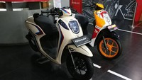 Honda Genio ala MotoGP ini menggunakan kombinasi warna hitam, orange, putih, dan merah. Warna putih dan orange tampil cukup dominan, sementara warna merah menjadi pemanis, dan hitam untuk spakbor depan dan belakang, serta logo sayap Honda. Foto: Astra Motor Center Jakarta