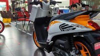 Motor ini menggendong mesin eSP (enhanced Smart Power) 110cc SOHC dengan sistem pembakaran injeksi PGM-FI. Tenaga maksimal mesin ini mencapai 6,6 kW @ 7.500 rpm, dan torsi puncak di 9,3 Nm @ 5.500 rpm. Klaimnya, dari jarak 0-200 meter bisa ditempuh hanya dalam 12,4 detik dengan kecepatan maksimal 94 km/jam. Foto: Astra Motor Center Jakarta
